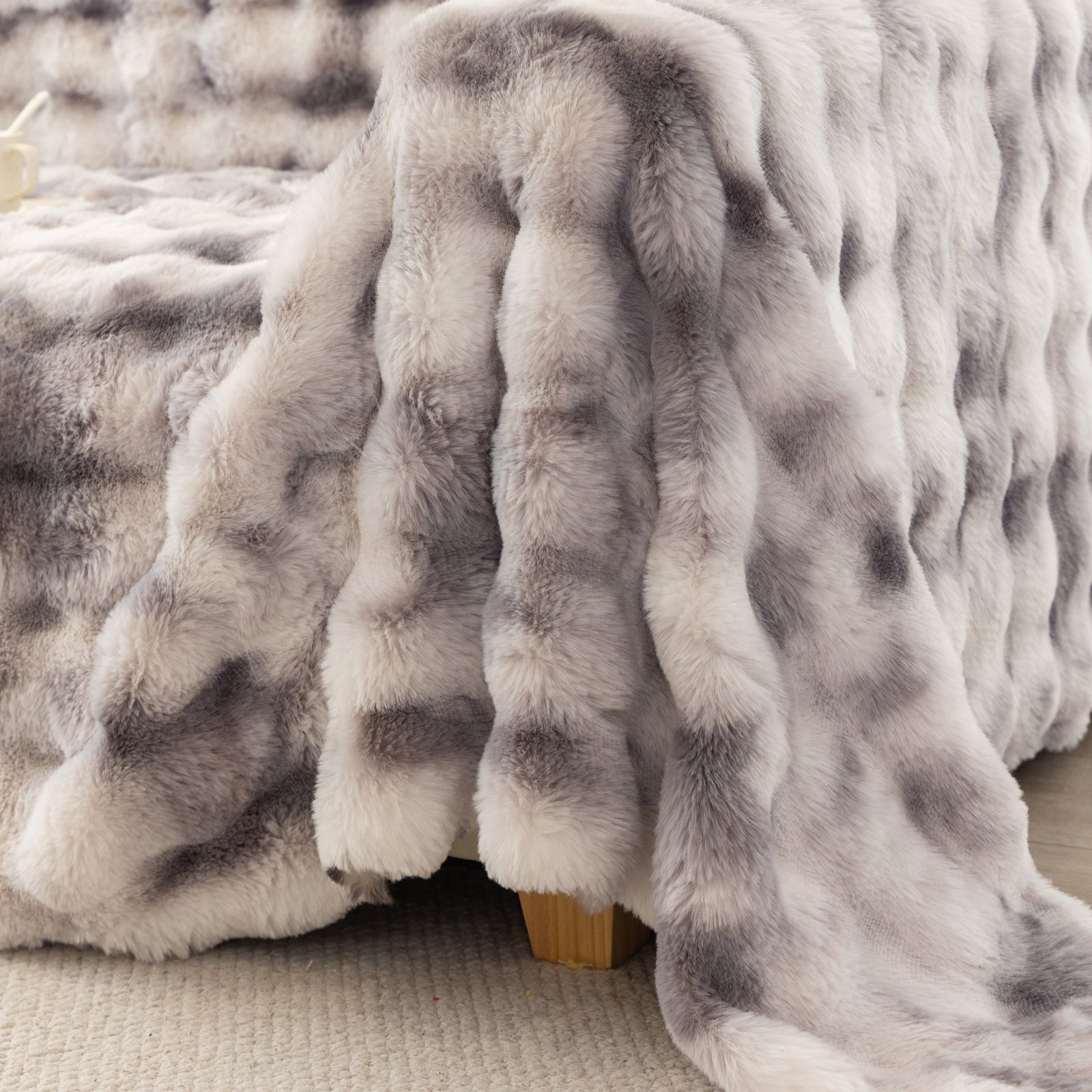 Thick Faux Fur Couch Cover Fluffy Fuzzy Warm Washable Furniture Protector for Kids Pets