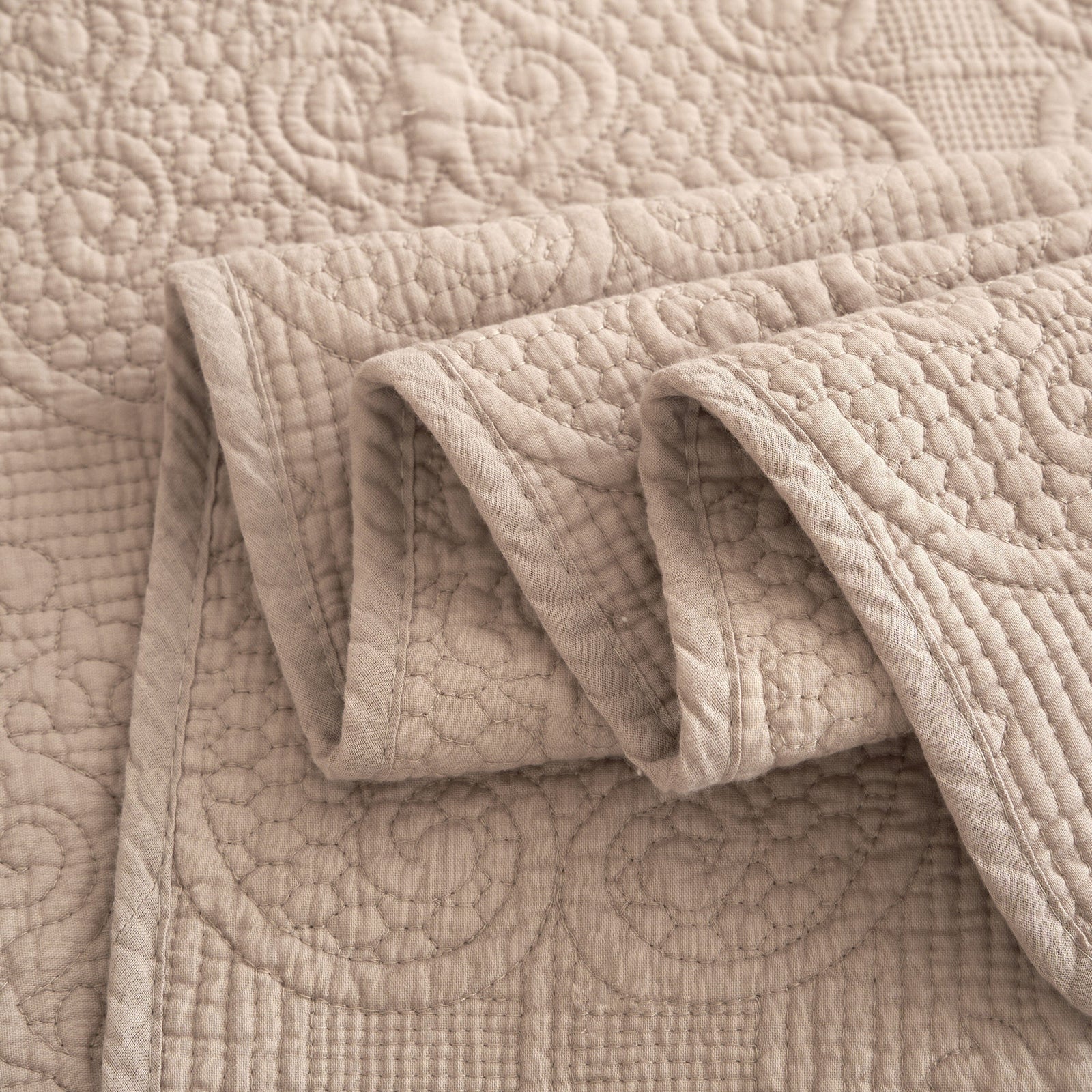 DaDa Bedding Elegant Fringed Cotton Quilted Throw Blanket - Luxurious Solid Soft Paisley Pattern, Cozy Lightweight Lap Throw, Perfect for Couch or Bed, Neutral Sandy Taupe Tan Beige, 50x60 Inches