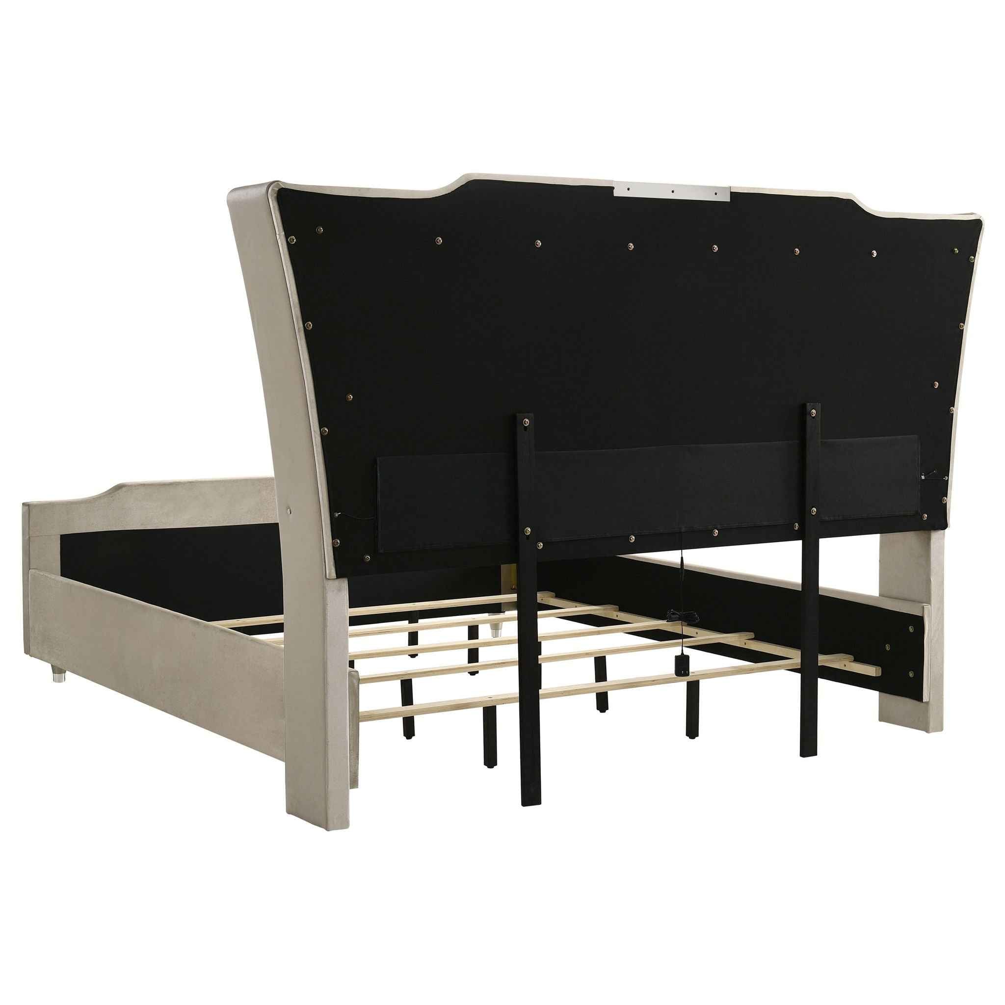Lorient 4-piece Eastern King Bedroom Set Ivory and Camel