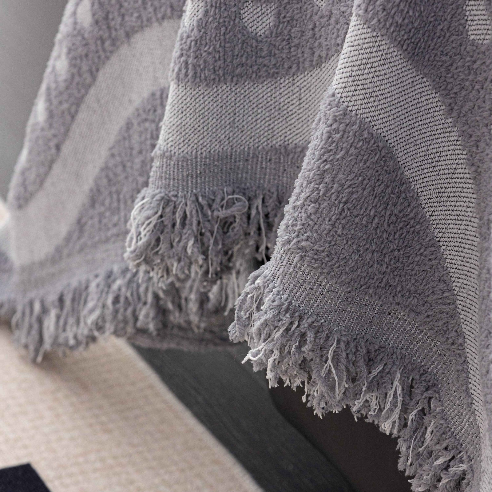 Luxurious Jacquard Couch Cover, Snag-Resistant Pet Friendly Couch Throw with Fringe