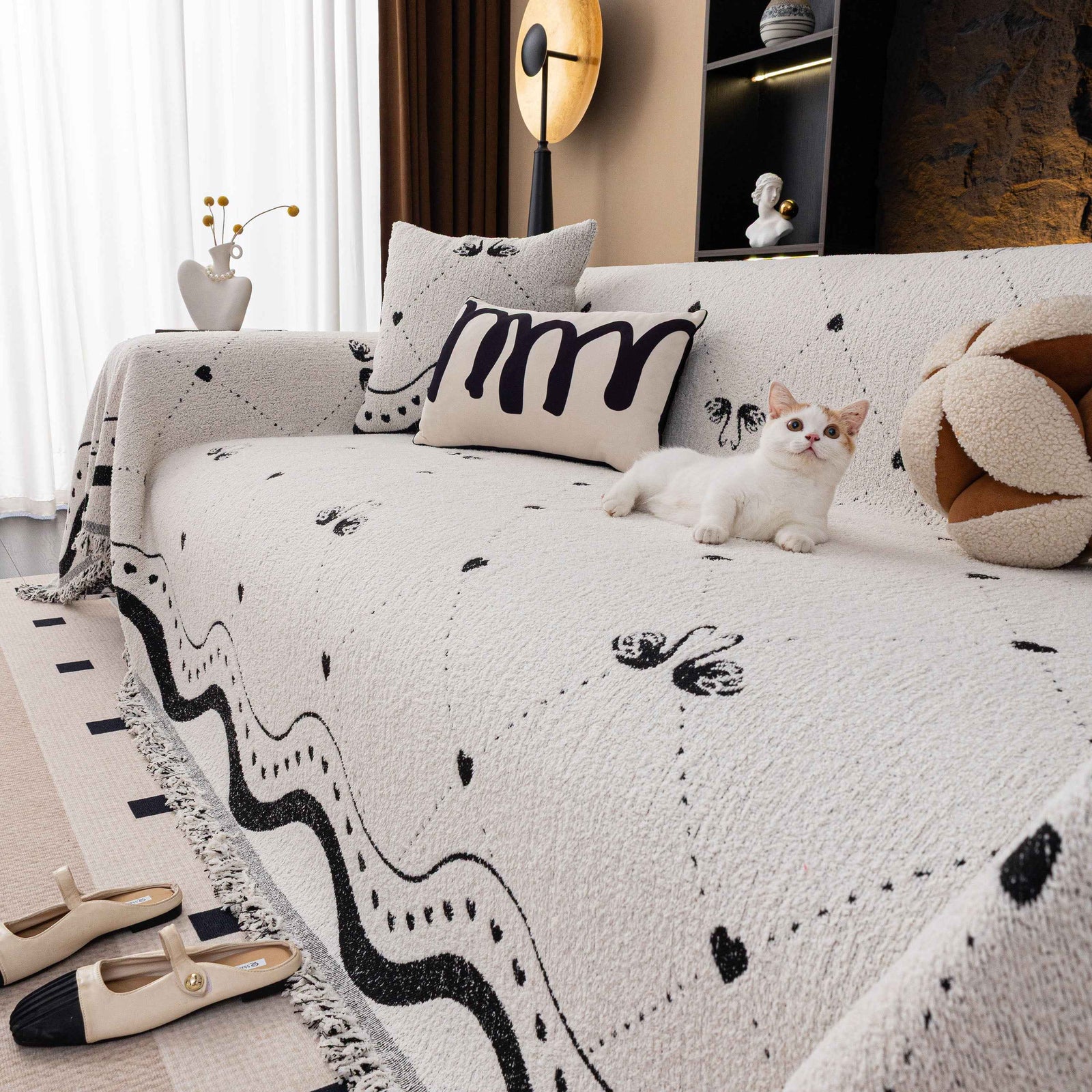 Luxurious Jacquard Couch Cover, Snag-Resistant Pet Friendly Couch Throw with Fringe