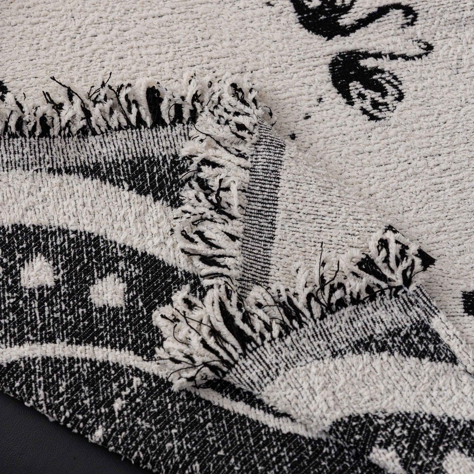 Luxurious Jacquard Couch Cover, Snag-Resistant Pet Friendly Couch Throw with Fringe