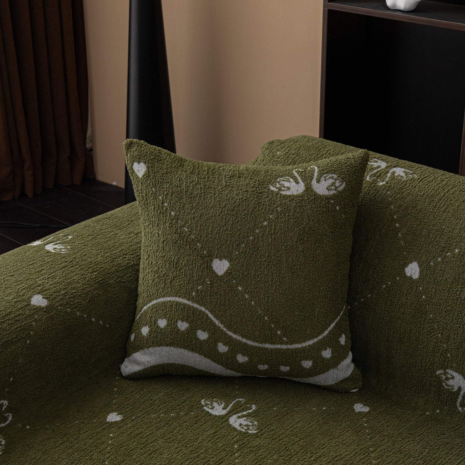 Luxurious Jacquard Couch Cover, Snag-Resistant Pet Friendly Couch Throw with Fringe