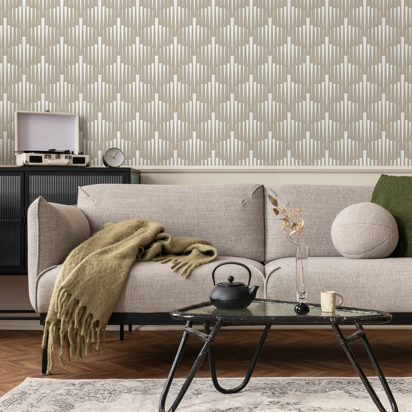 Art Deco Wallpaper with a Stylized Fan Motif in White and Beige - C558