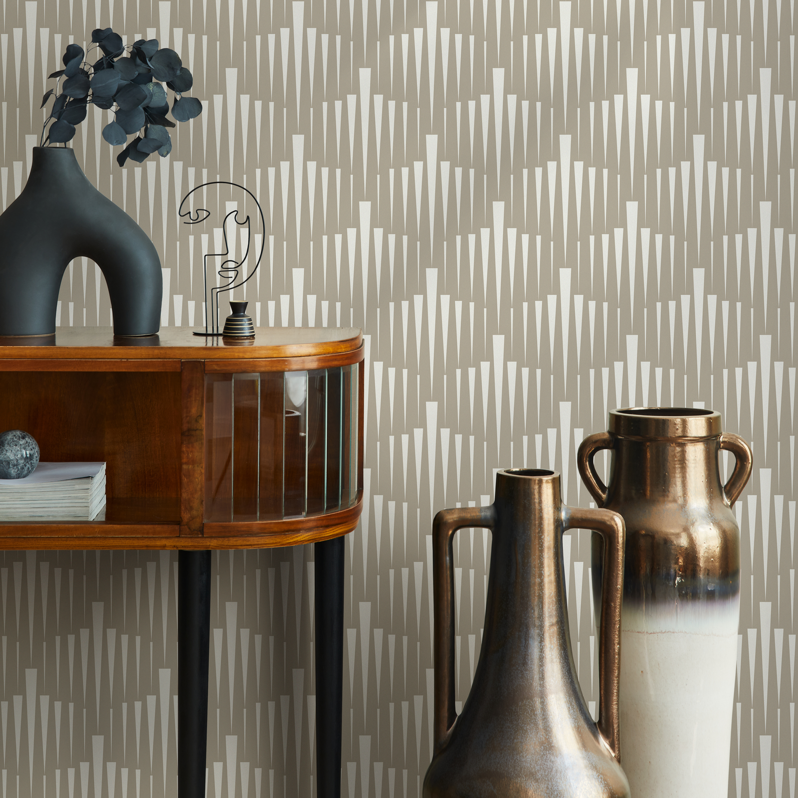 Art Deco Wallpaper with a Stylized Fan Motif in White and Beige - C558