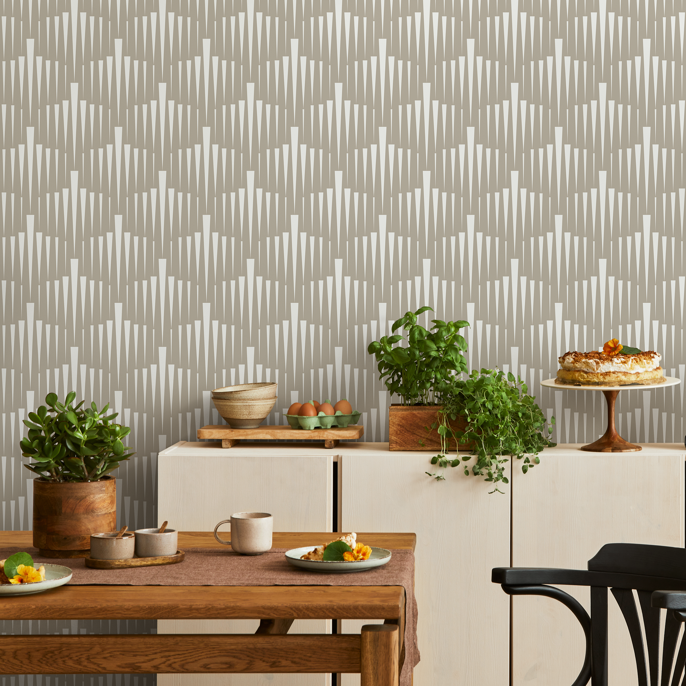 Art Deco Wallpaper with a Stylized Fan Motif in White and Beige - C558