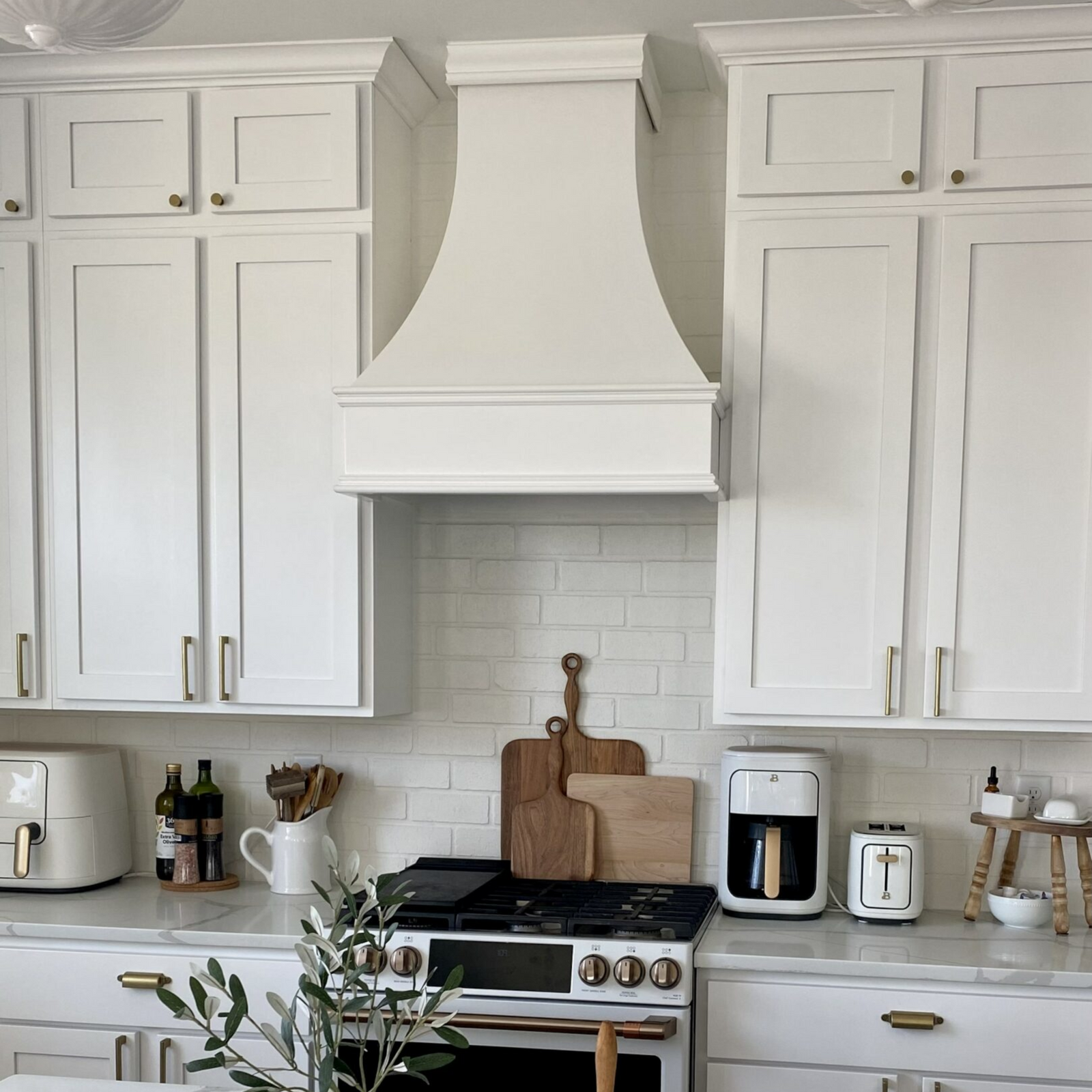 White Wood Range Hood With Curved Front and Decorative Trim - 30