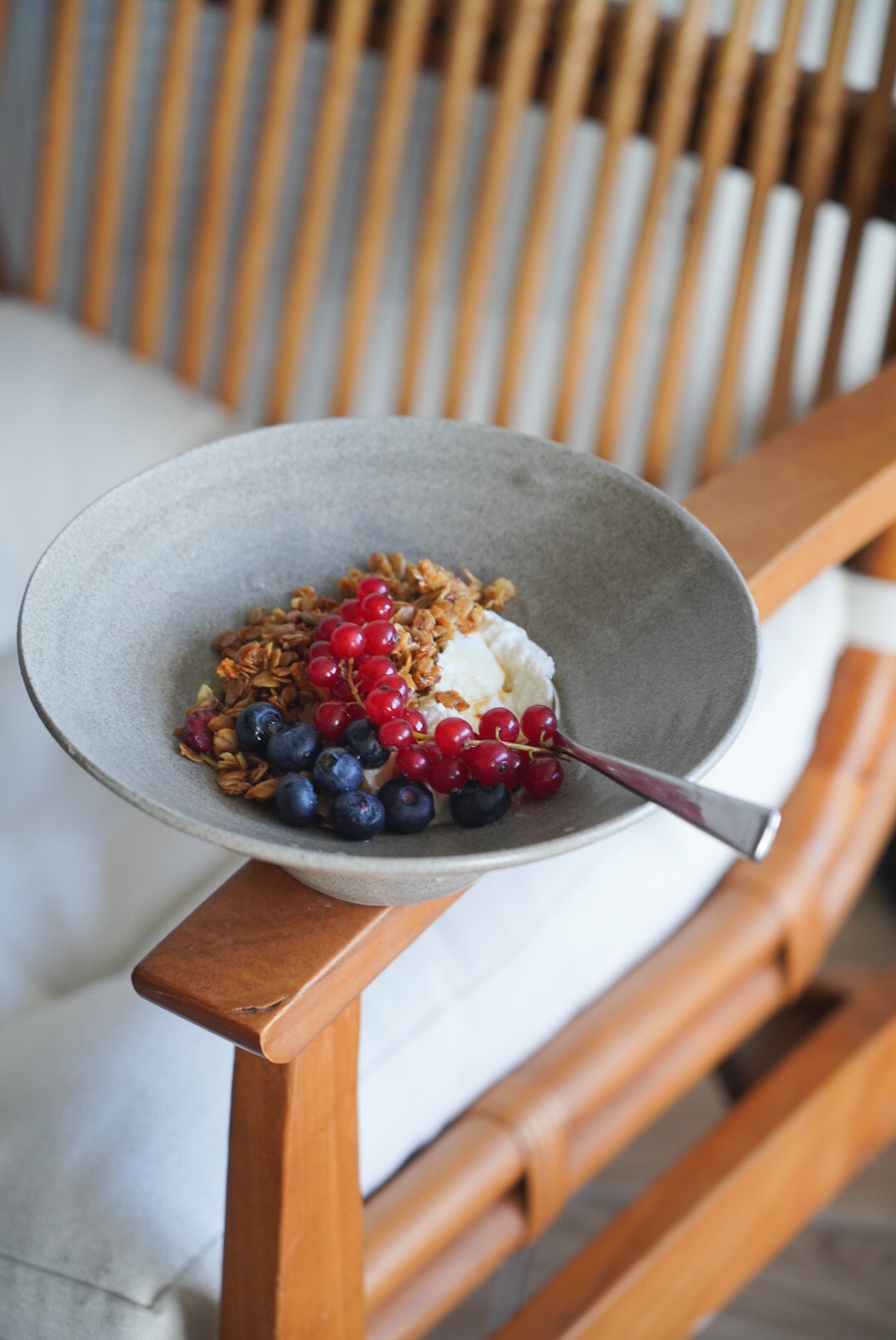 Hat Shaped Stoneware Plates "Concrete"