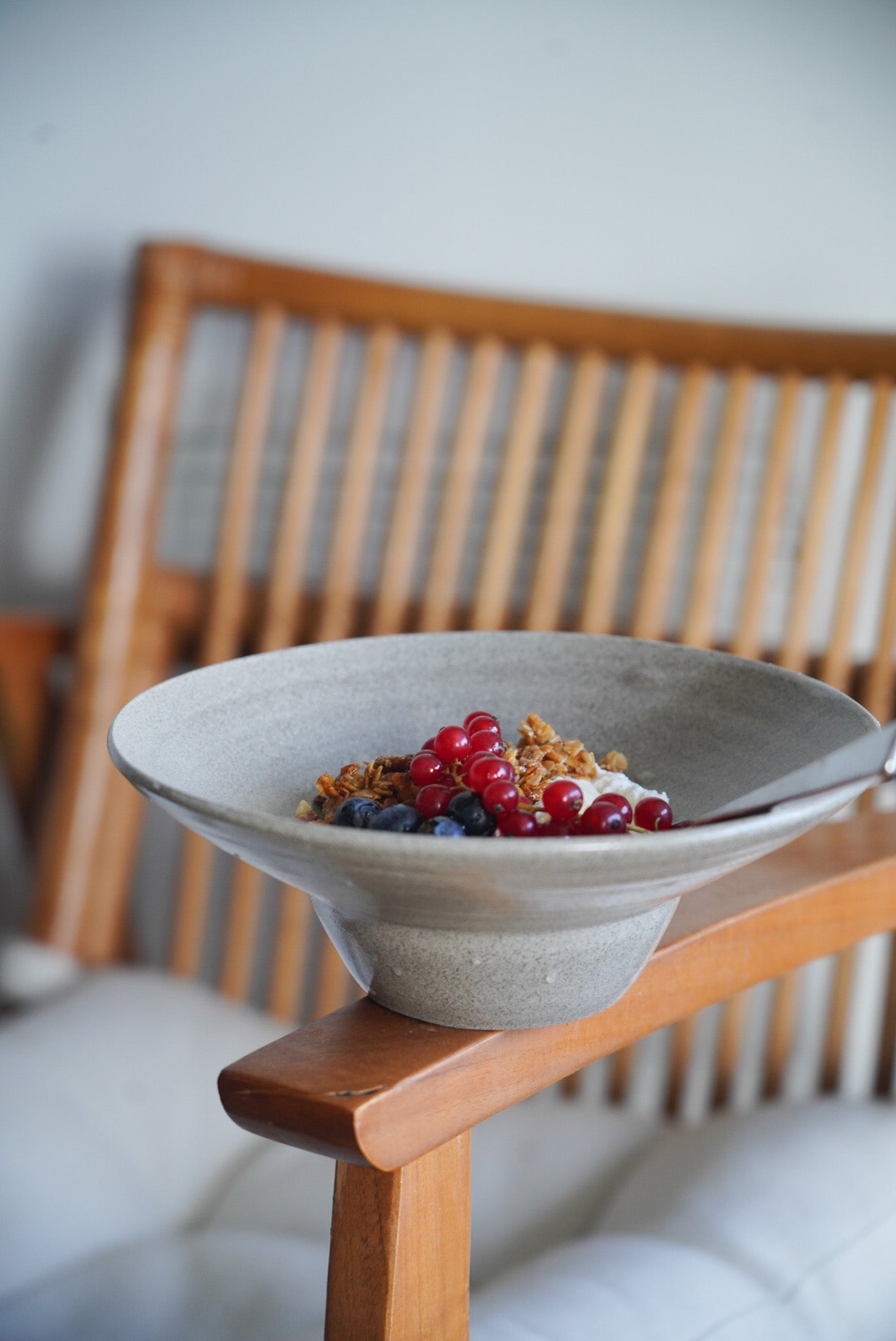 Hat Shaped Stoneware Plates "Concrete"