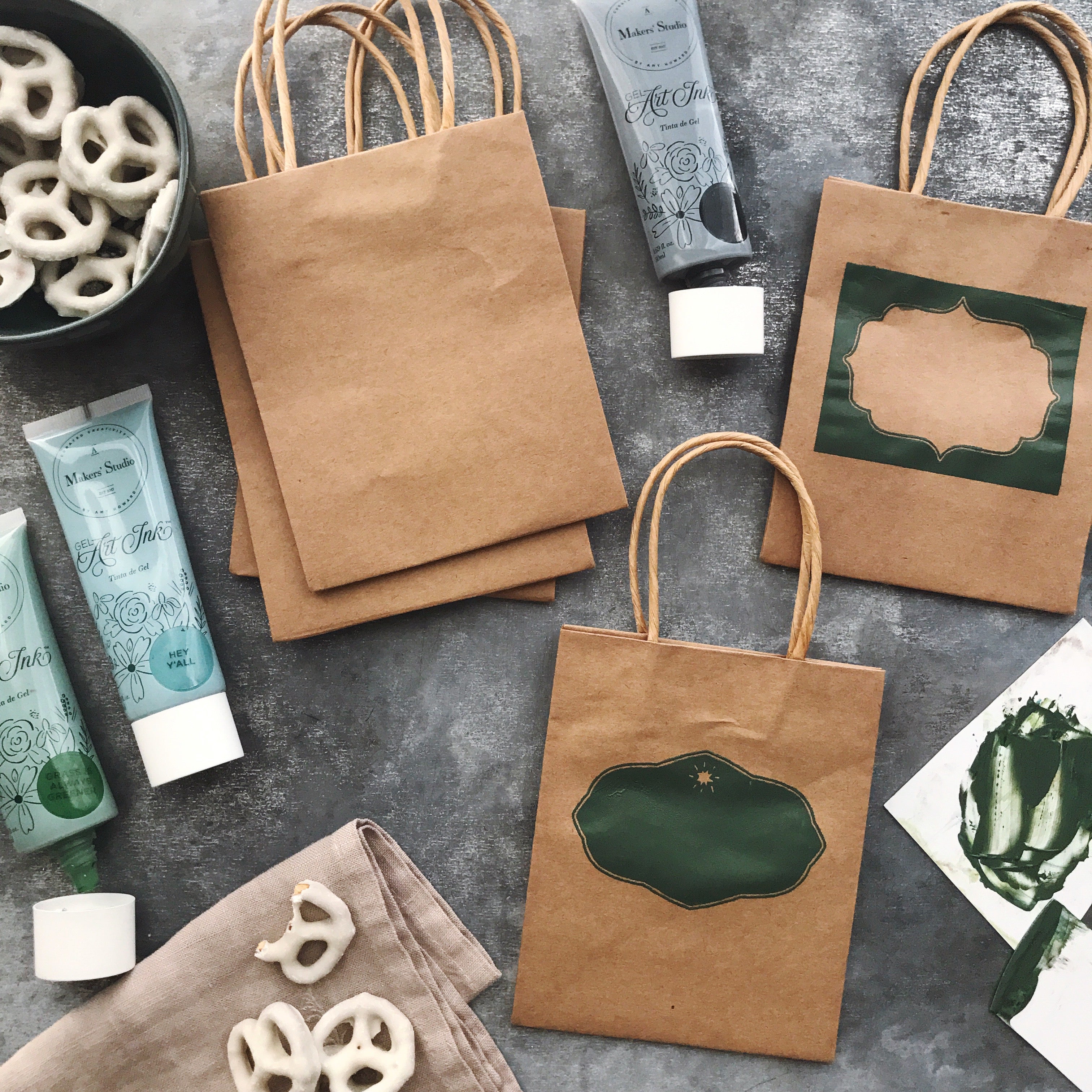 Gift Giving - Mesh Stencil 8.5x11