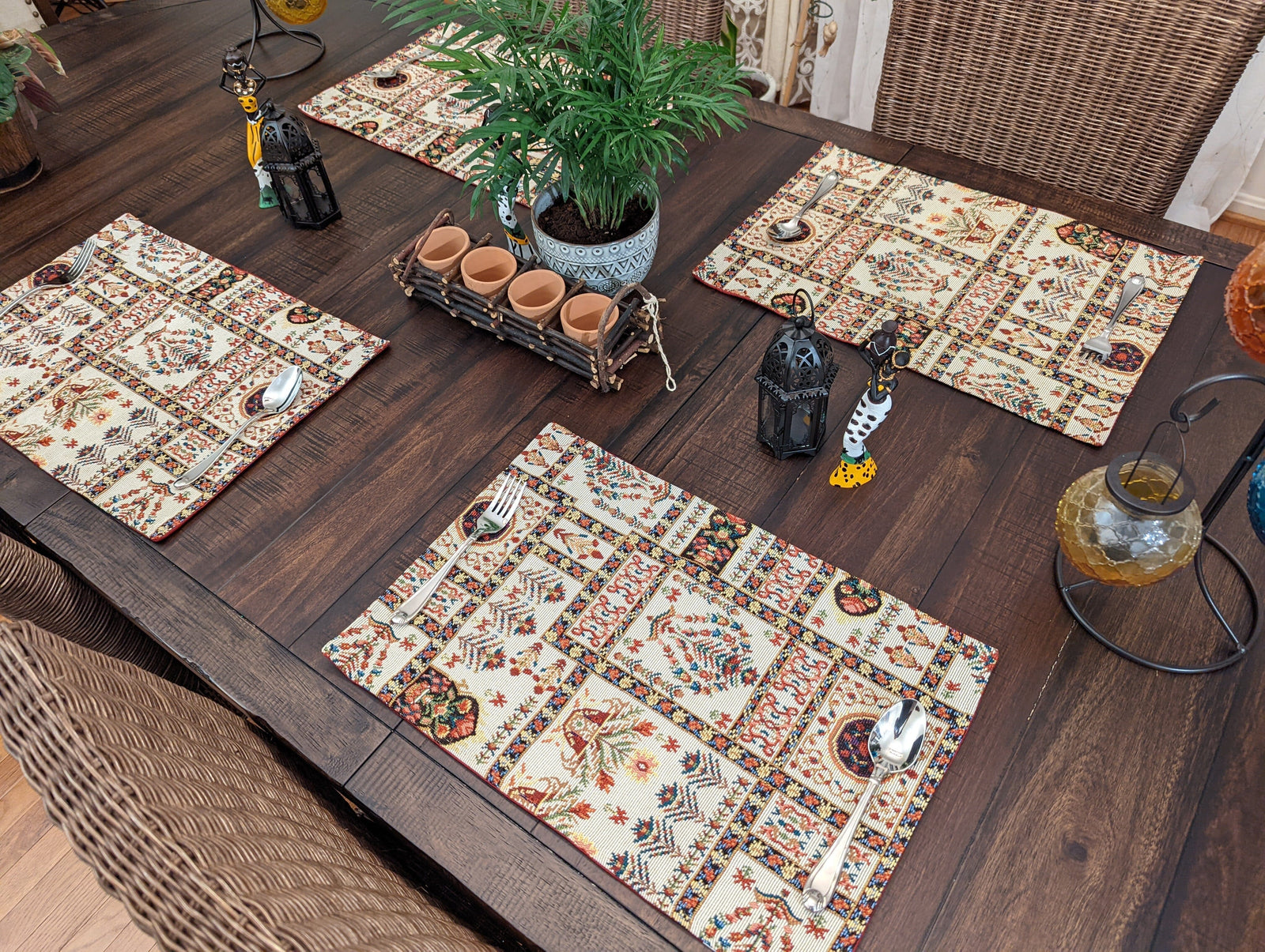 DaDalogy Bedding Set of 4-Pieces Light White Mughal Floral Botanical Cottage Fleur Tapestry Placemats 13” x 19” (18196)