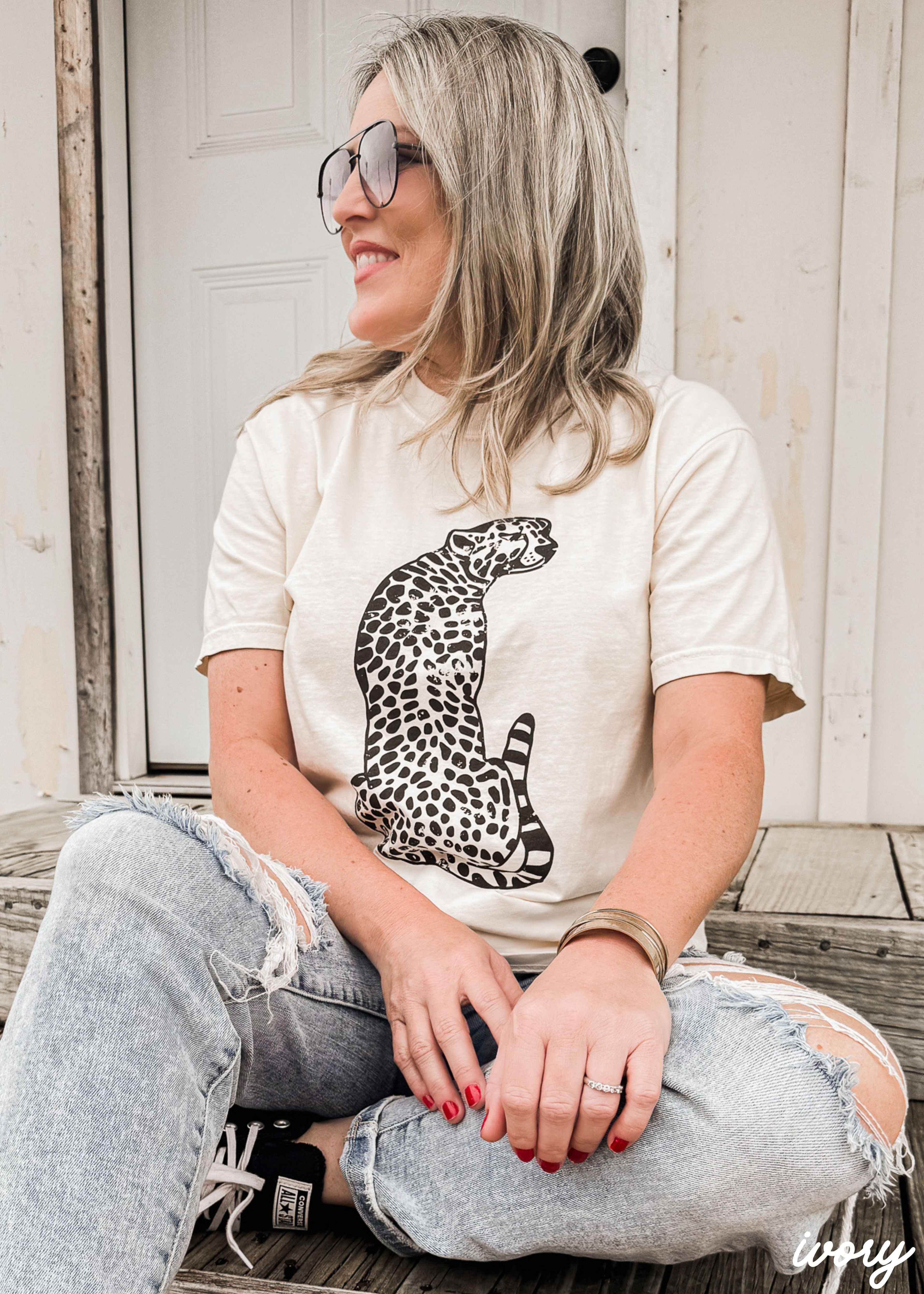 Sitting Cheetah Tee *13 Colors (S-3X)