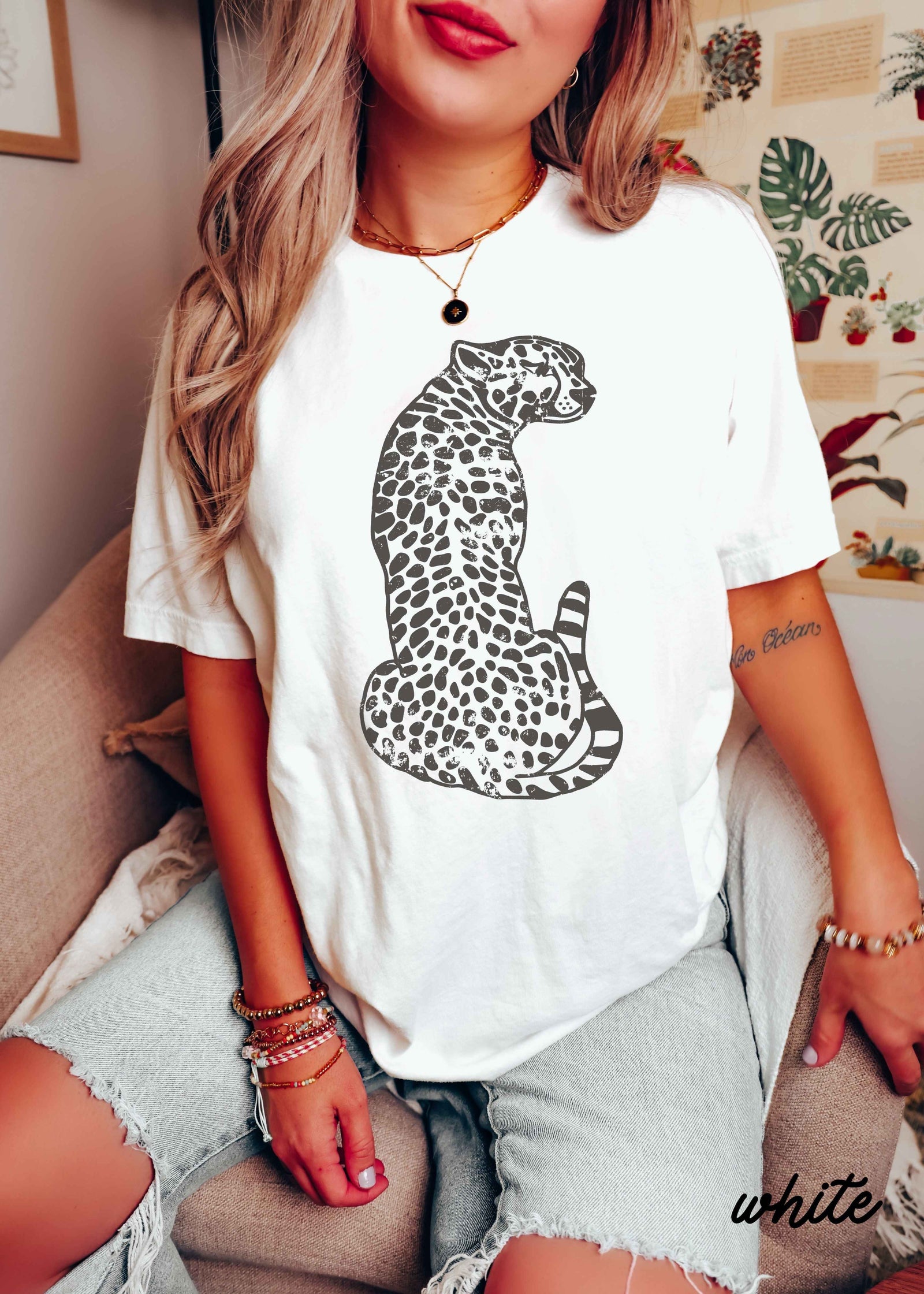 Sitting Cheetah Tee *13 Colors (S-3X)