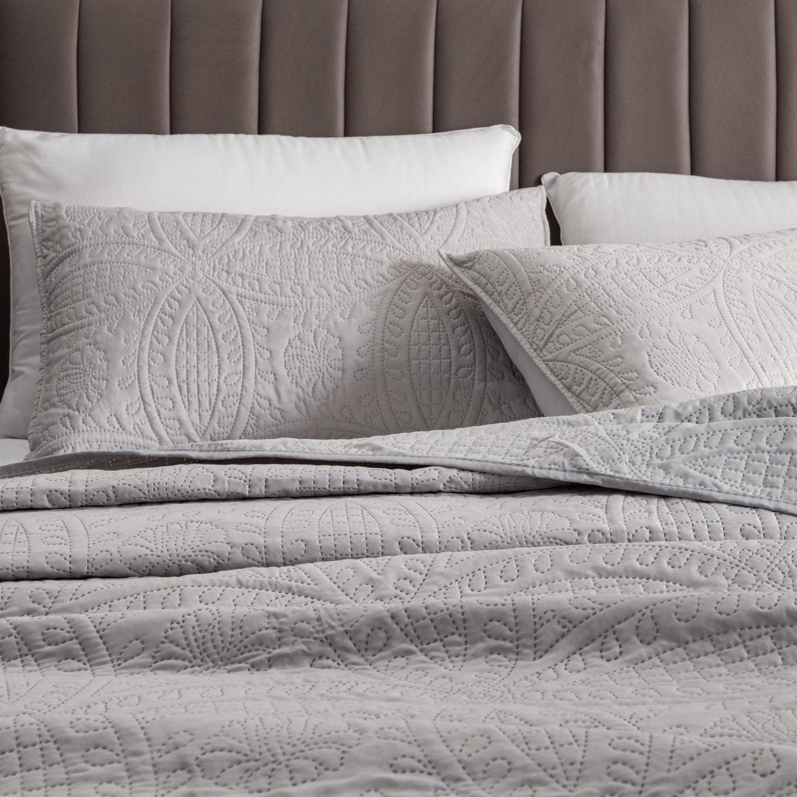 3-Piece Oversized Medallion Quilt Set - Clara Collection