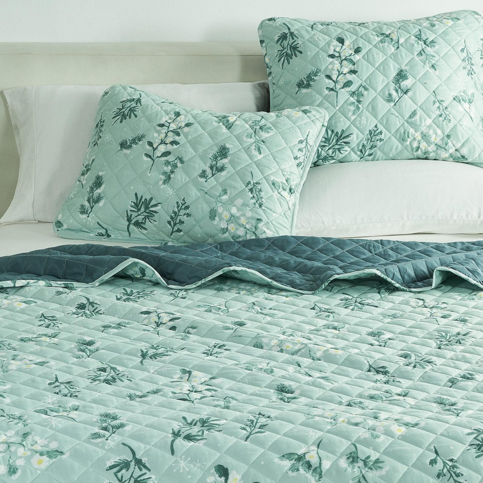 Snowy Botanical Quilt Set - Mariela Collection