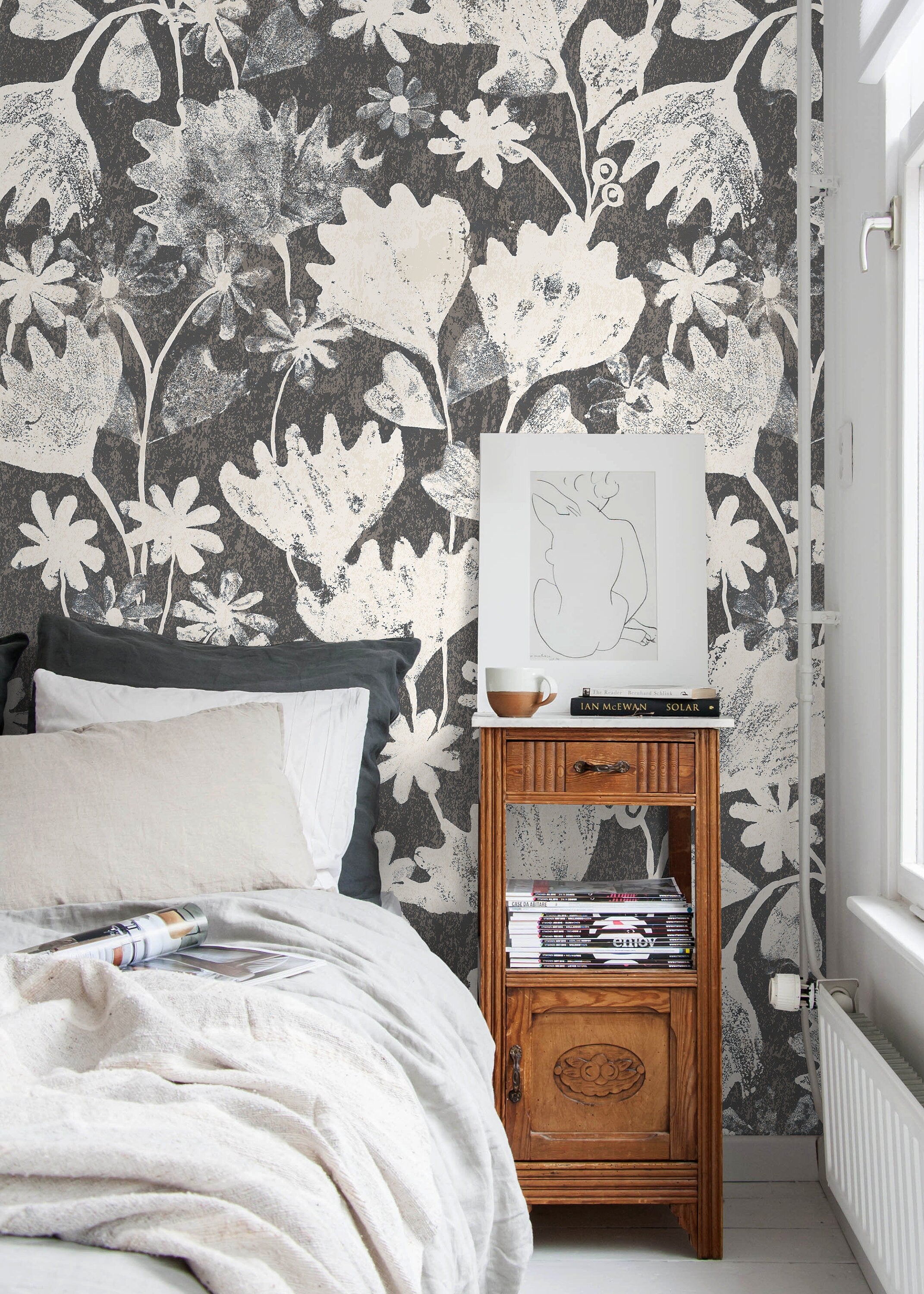 Floral Wallpaper Featuring Stylized Blooms in Charcoal and Cream - X187